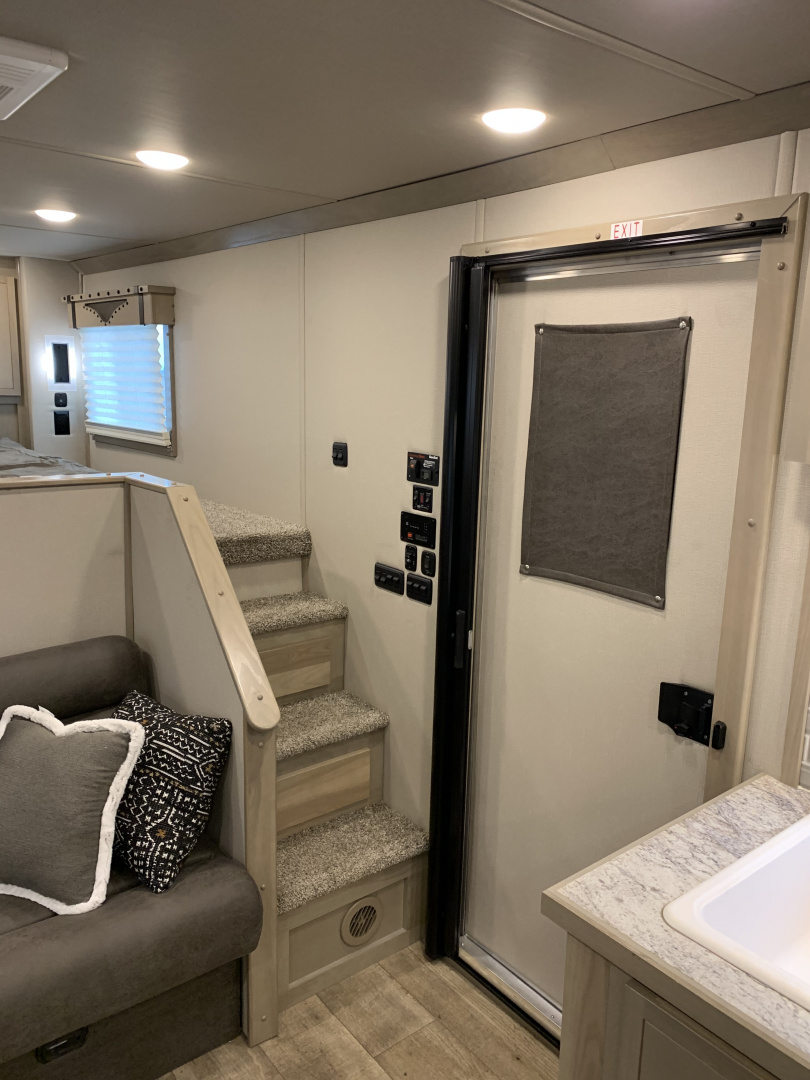 New 2025 SMC LARAMIE 3H Horse Trailer