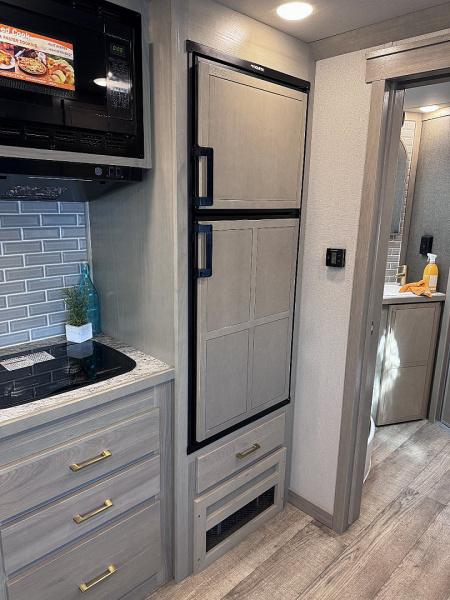 New 2025 SMC LARAMIE 3H Horse Trailer
