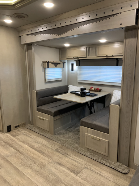 New 2025 SMC LARAMIE 3H Horse Trailer