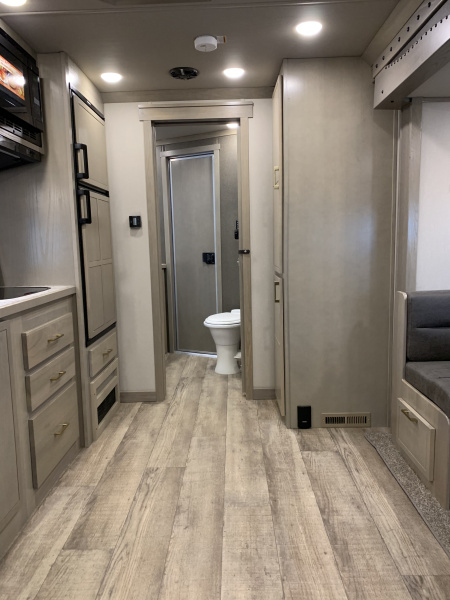 New 2025 SMC LARAMIE 3H Horse Trailer