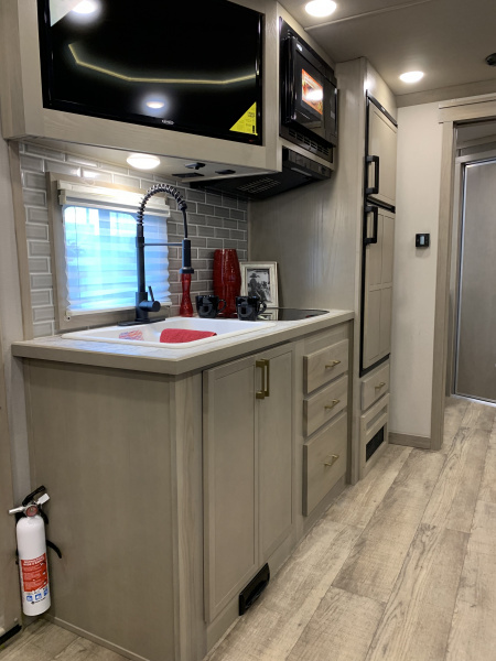 New 2025 SMC LARAMIE 3H Horse Trailer