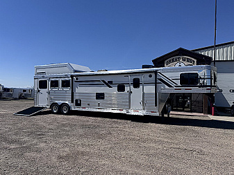 New 2025 SMC LARAMIE 3H Horse Trailer