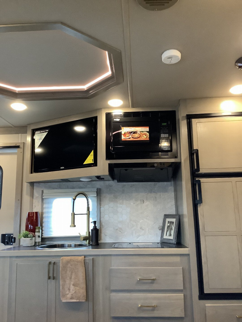 New 2025 SMC LARAMIE L8314SSR 3H Horse Trailer