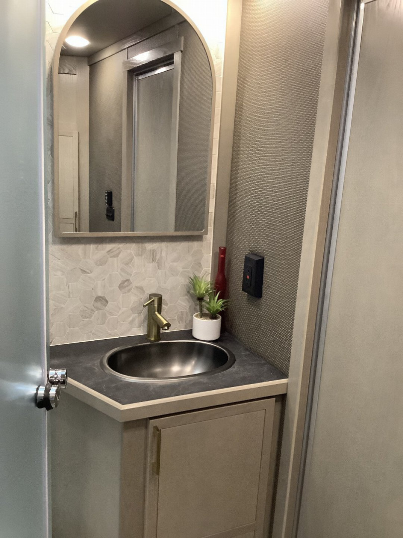 New 2025 SMC LARAMIE L8314SSR 3H Horse Trailer