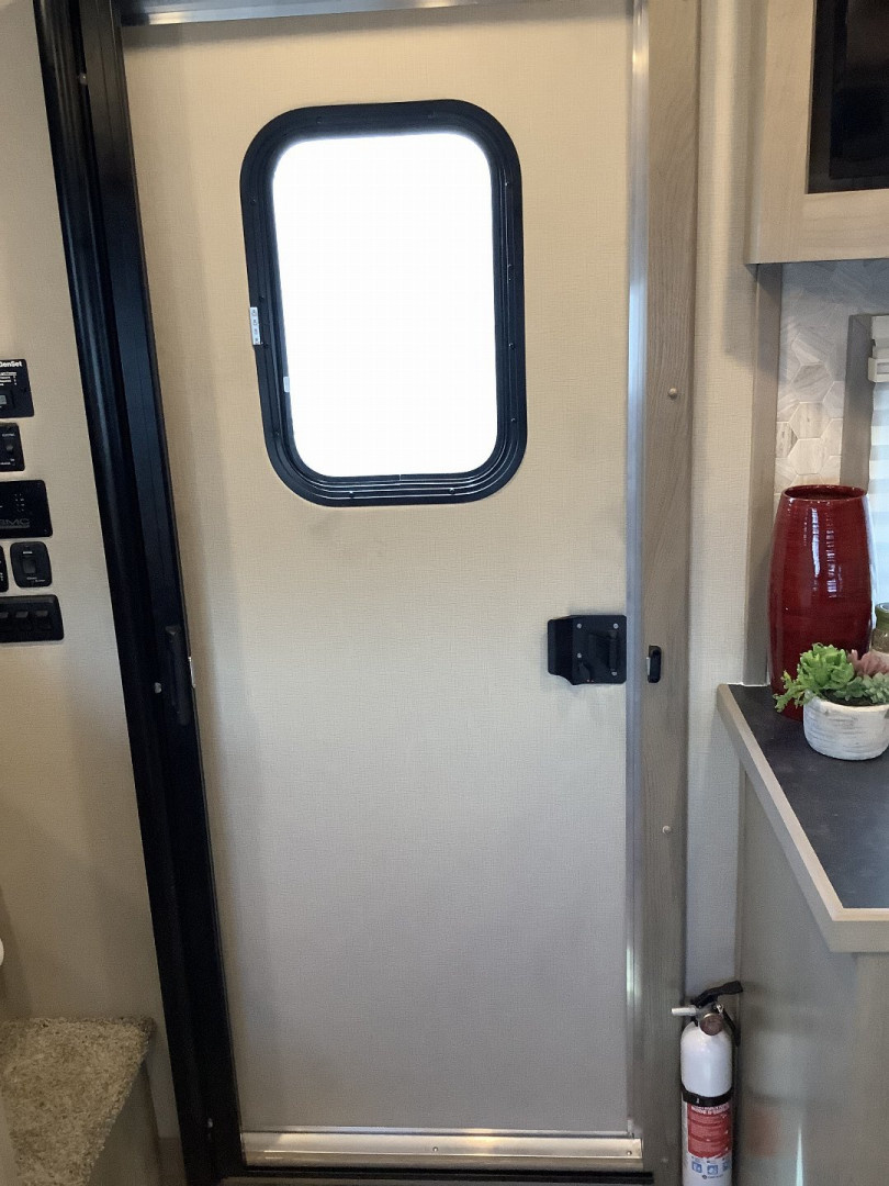New 2025 SMC LARAMIE L8314SSR 3H Horse Trailer