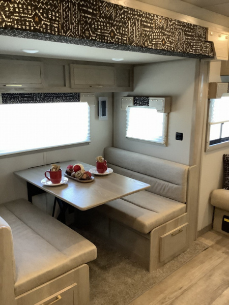 New 2025 SMC LARAMIE L8314SSR 3H Horse Trailer