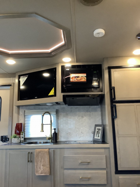 New 2025 SMC LARAMIE L8314SSR 3H Horse Trailer