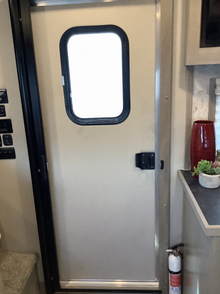 New 2025 SMC LARAMIE L8314SSR 3H Horse Trailer