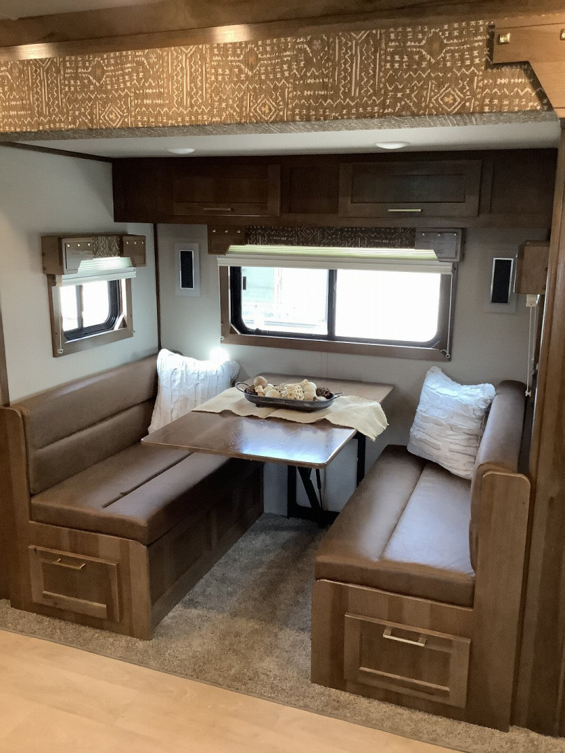 New 2025 SMC LARAMIE SL8314SSR 3H Horse Trailer