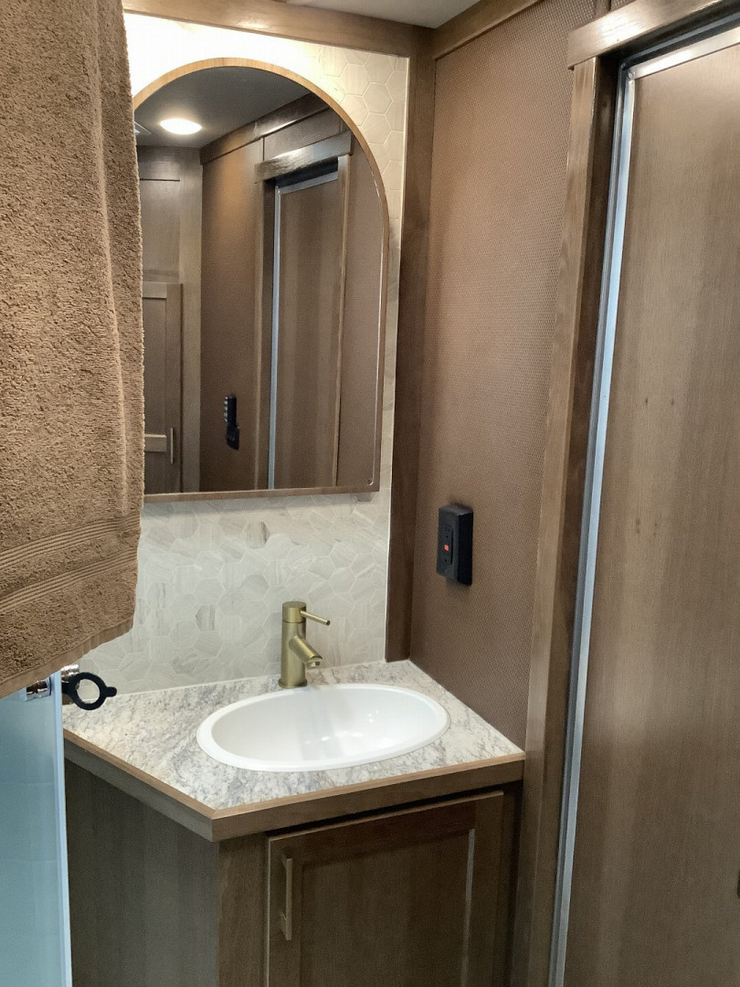 New 2025 SMC LARAMIE SL8314SSR 3H Horse Trailer