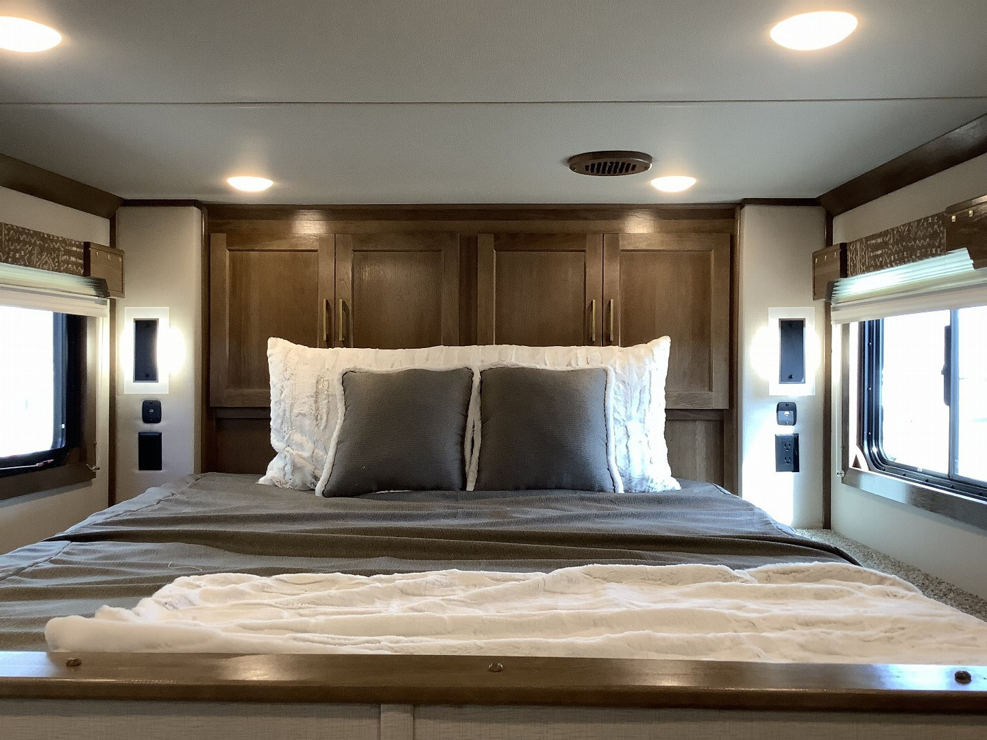 New 2025 SMC LARAMIE SL8314SSR 3H Horse Trailer