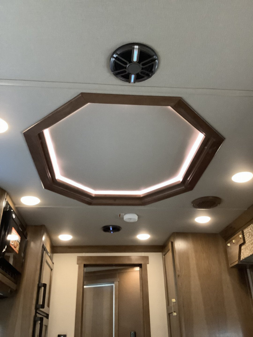 New 2025 SMC LARAMIE SL8314SSR 3H Horse Trailer