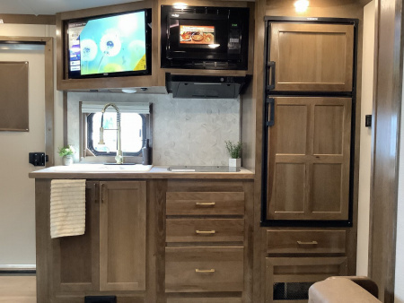 New 2025 SMC LARAMIE SL8314SSR 3H Horse Trailer