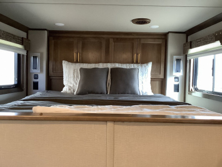 New 2025 SMC LARAMIE SL8314SSR 3H Horse Trailer
