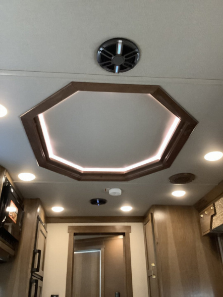 New 2025 SMC LARAMIE SL8314SSR 3H Horse Trailer