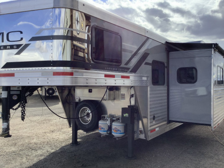 New 2025 SMC LARAMIE SL8314SSR 3H Horse Trailer