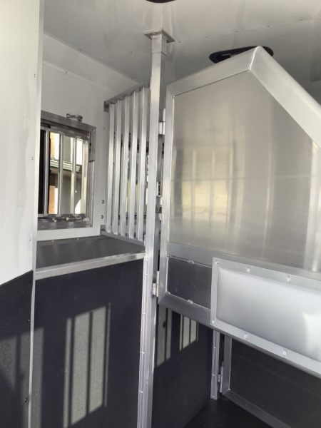New 2025 SMC LARAMIE SL8314SSR 3H Horse Trailer