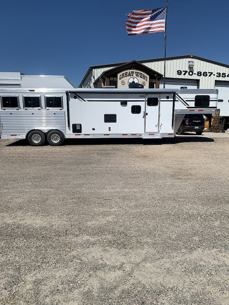 New 2024 SMC PATRIOT P8313SSR Horse Trailer