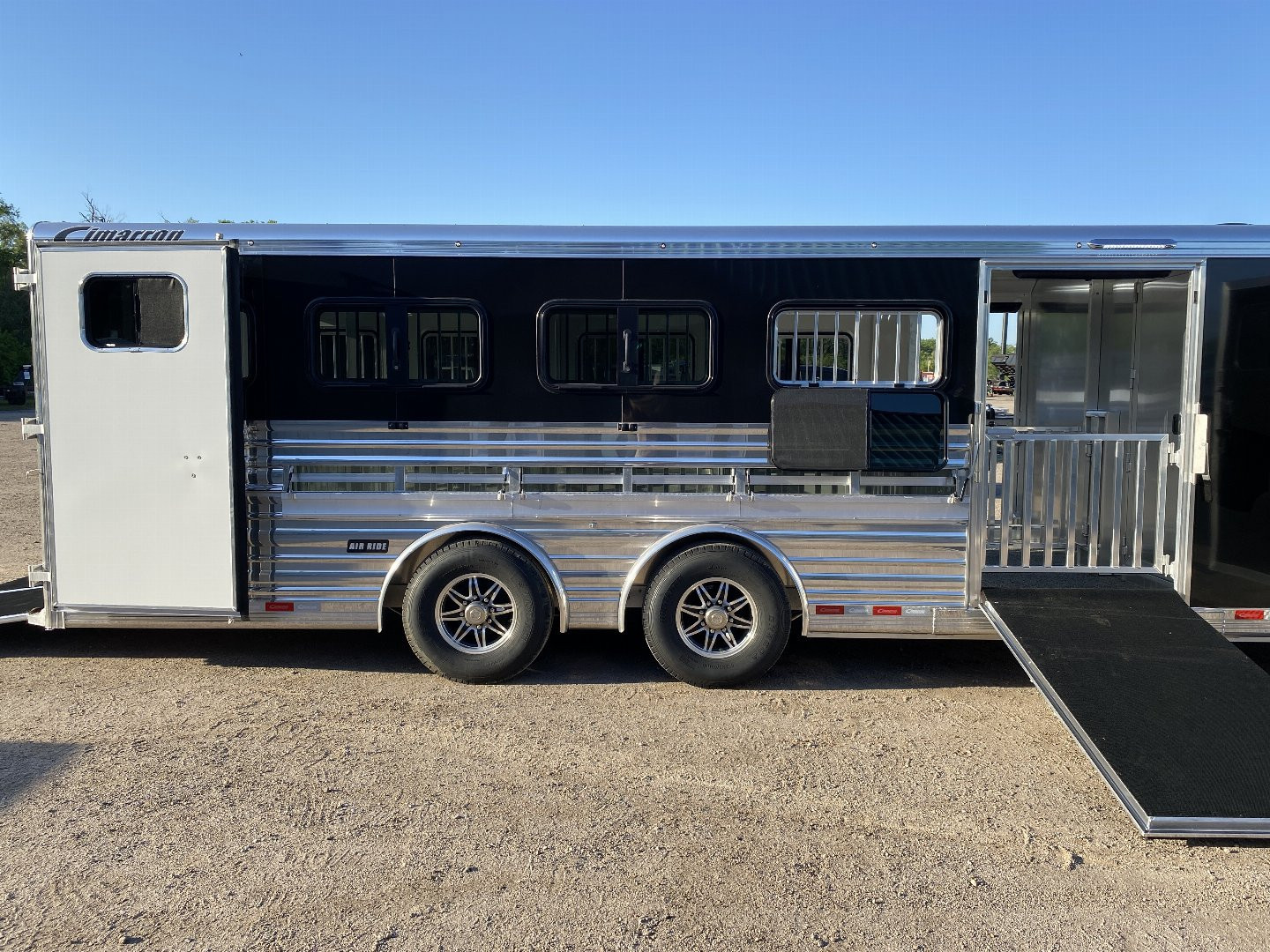 New 2025 Cimarron Showstar 10 Pen Comfort Package