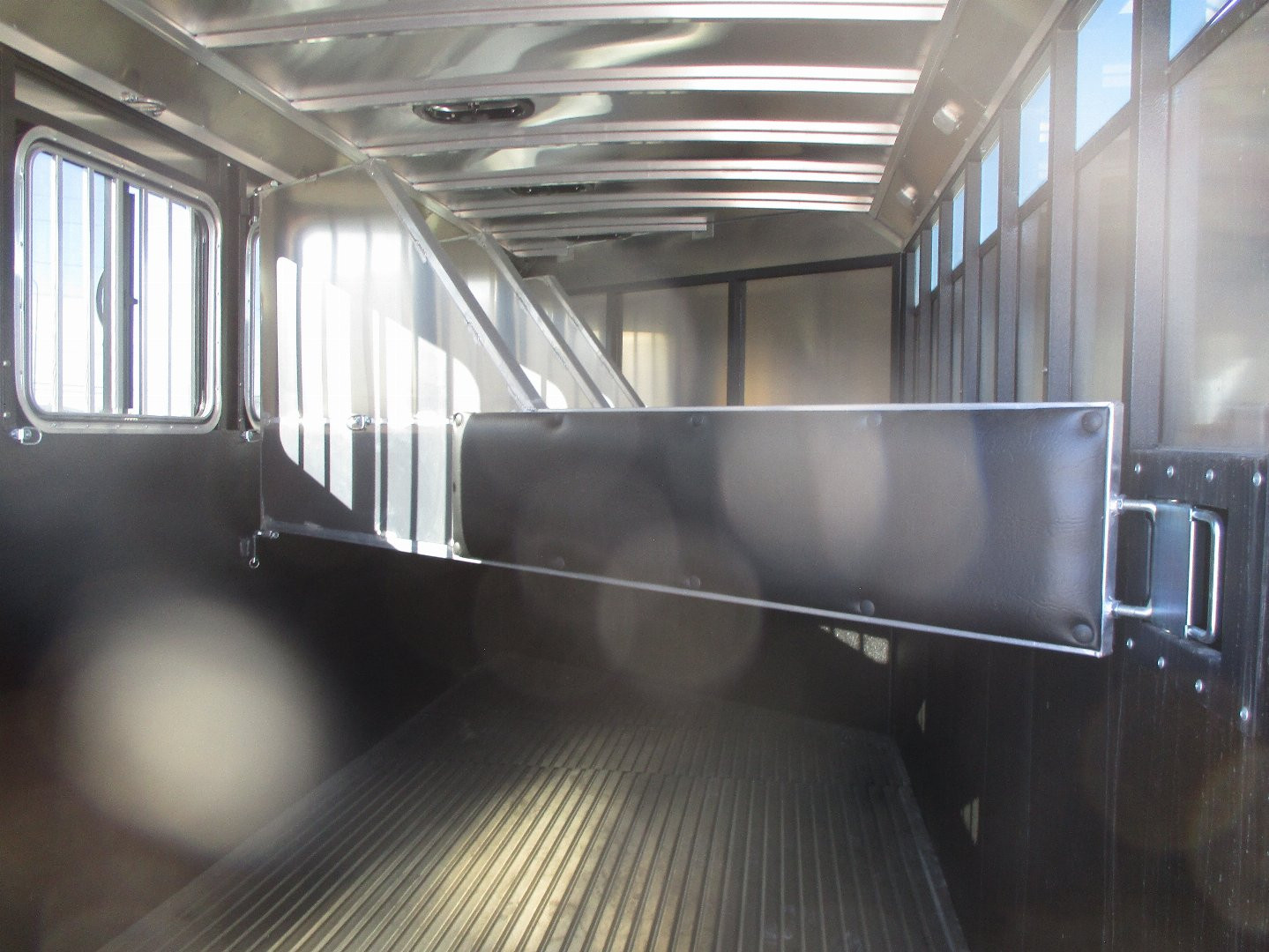 New 2025 Logan Coach Crossfire Horse Trailer 4 Horse