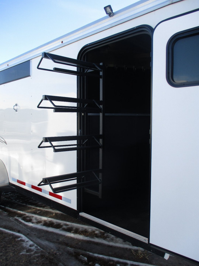 New 2025 Logan Coach Crossfire Horse Trailer 4 Horse