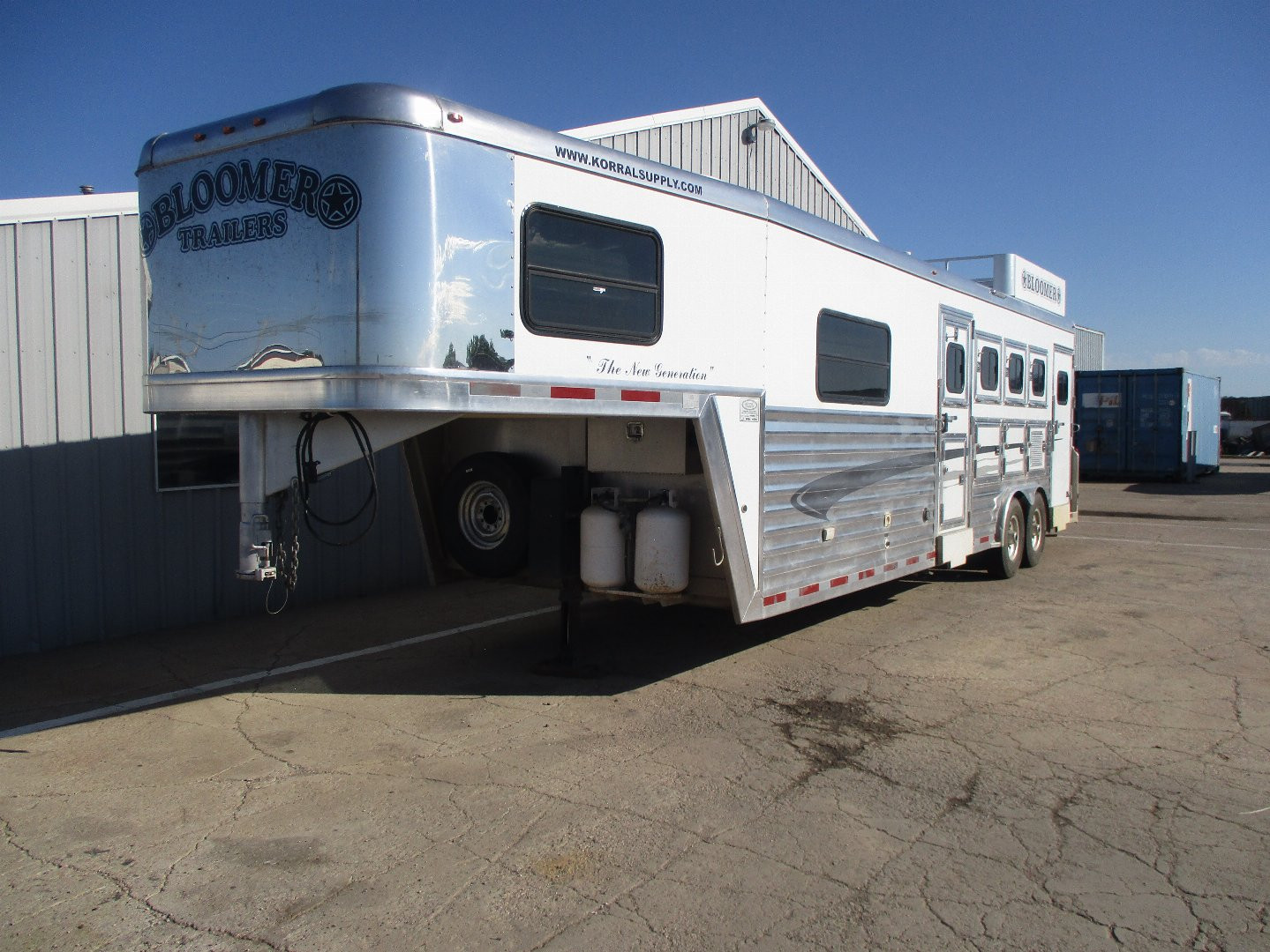 Used 2005 Bloomer 4 Horse Horse Trailer 4 horse