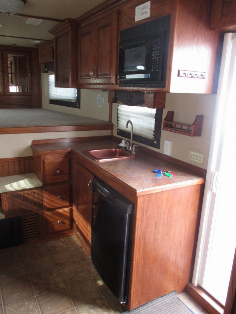 Used 2005 Bloomer 4 Horse Horse Trailer 4 horse