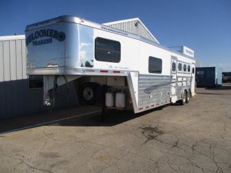 Used 2005 Bloomer 4 Horse Horse Trailer 4 horse