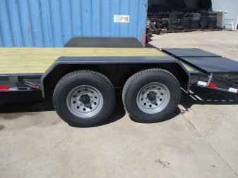 New 2024 Titan Trailer LO GLIDE Flatbed Trailer 82 X 17