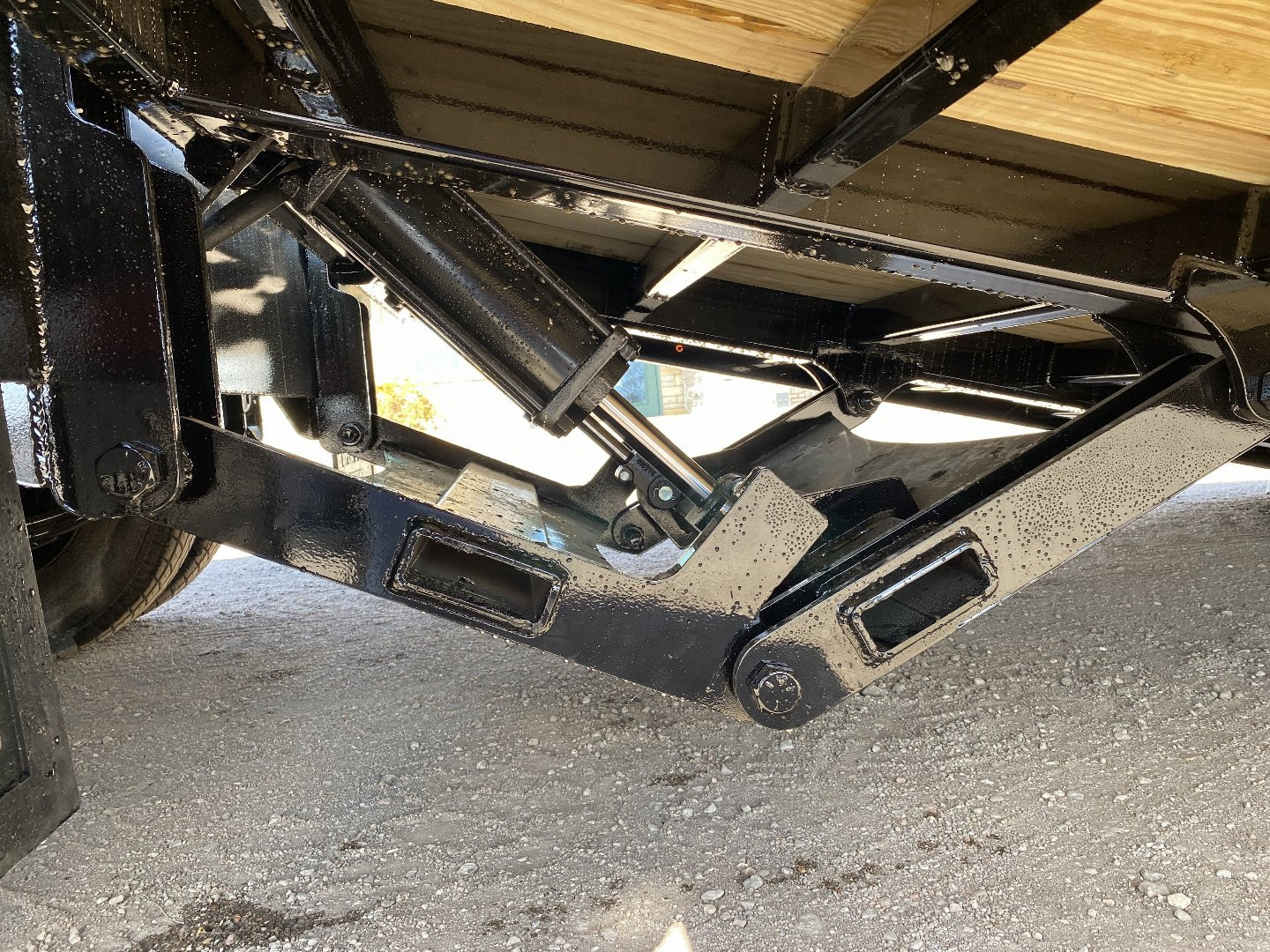 New 2025 Midsota 102x32 Flatbed Trailer Hydraulic Dovetail