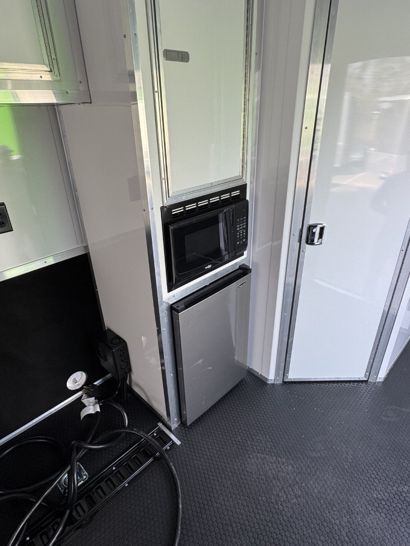 New 2025 Vintage Trailers 8.5x52 Gooseneck Car / Racing Trailer