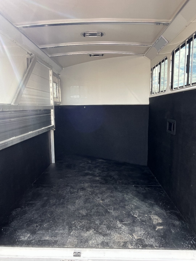 New 2025 Cimarron Trailers 2 Horse Norstar Horse Trailer