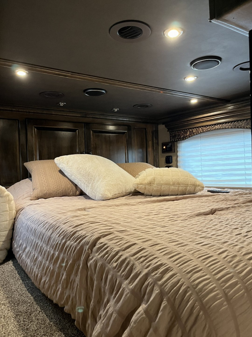 Used 2022 Cimarron 4 Horse Norstar Living Quarters Horse Trailer