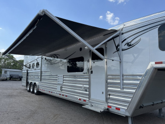 Used 2022 Cimarron 4 Horse Norstar Living Quarters Horse Trailer
