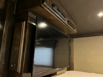 Used 2022 Cimarron 4 Horse Norstar Living Quarters Horse Trailer