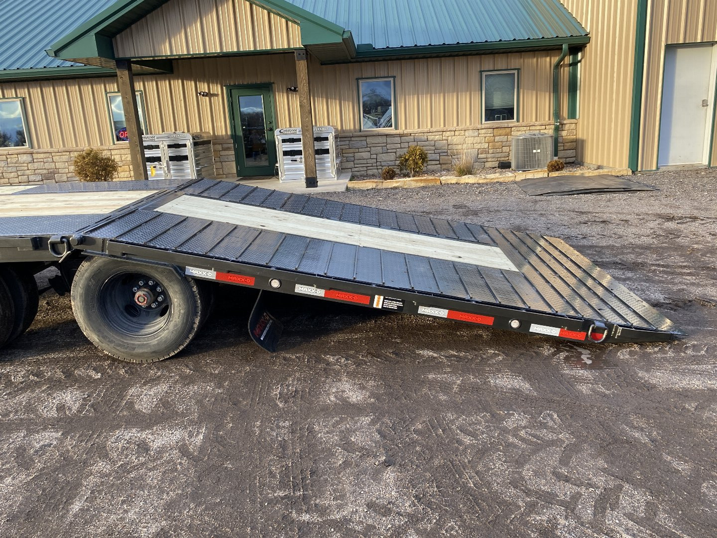 New 2024 MAXXD YDX Flatbed Trailer 36' Hyd. Dovetail
