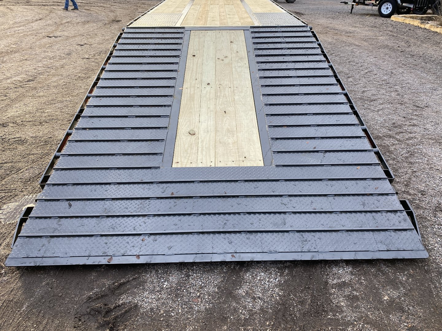 New 2024 MAXXD YDX Flatbed Trailer 36' Hyd. Dovetail