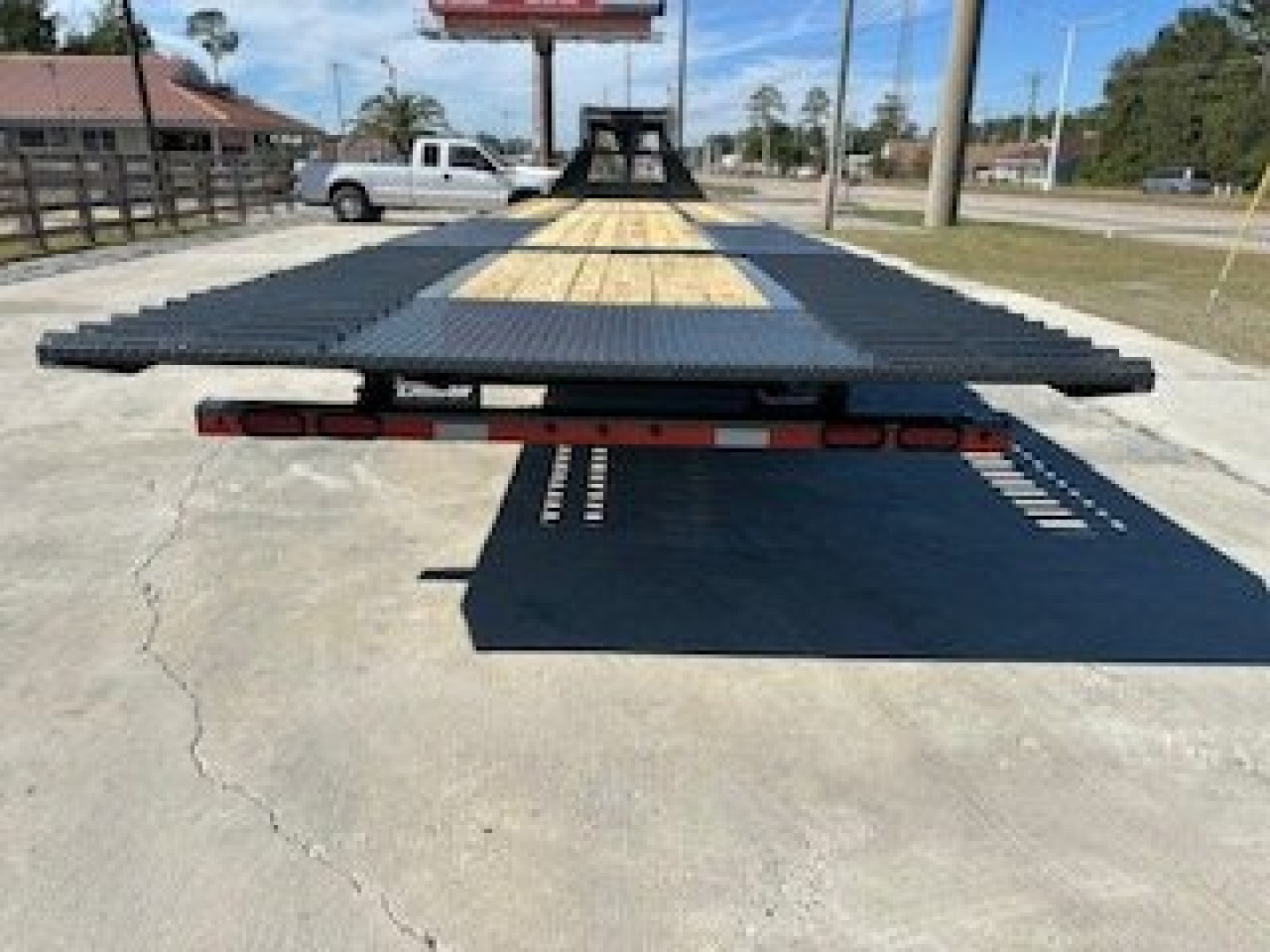 New 2025 Lamar Trailers 8.5x36 Gooseneck Deckover Equipment Trailer