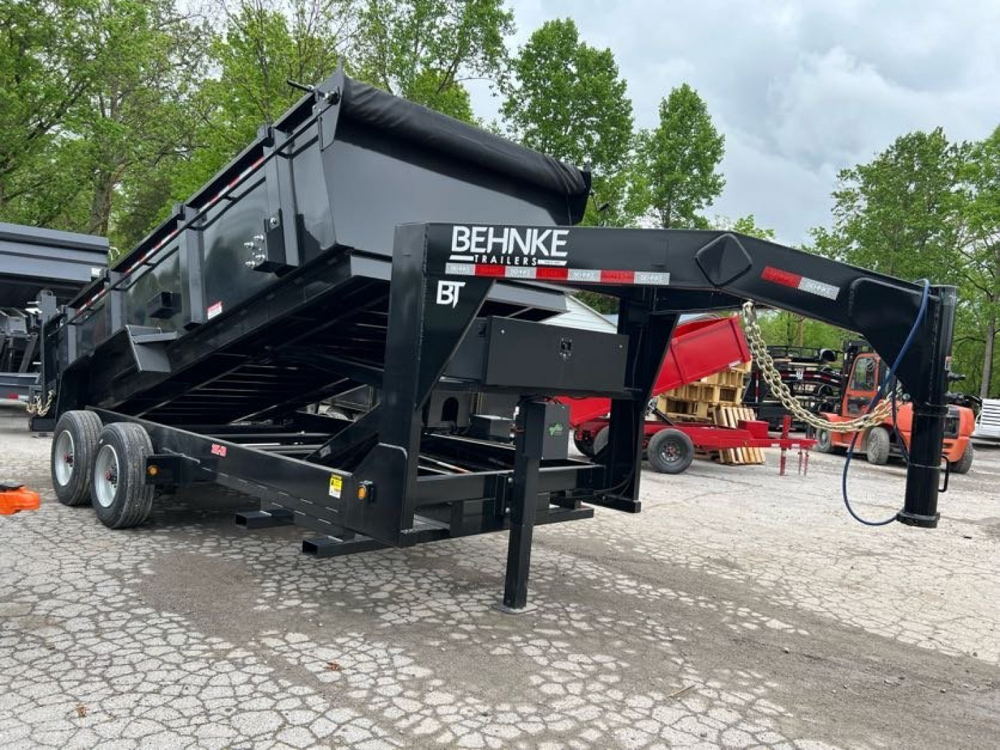 New 2025 Behnke LPD 83X16 3' SIDES GOOSENECK HYD JACK Dump Trailer