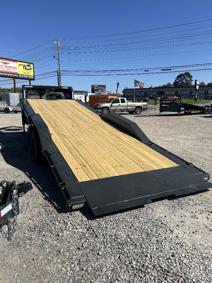 New 2025 MAXXD T8X GN 102X24 Equipment Trailer