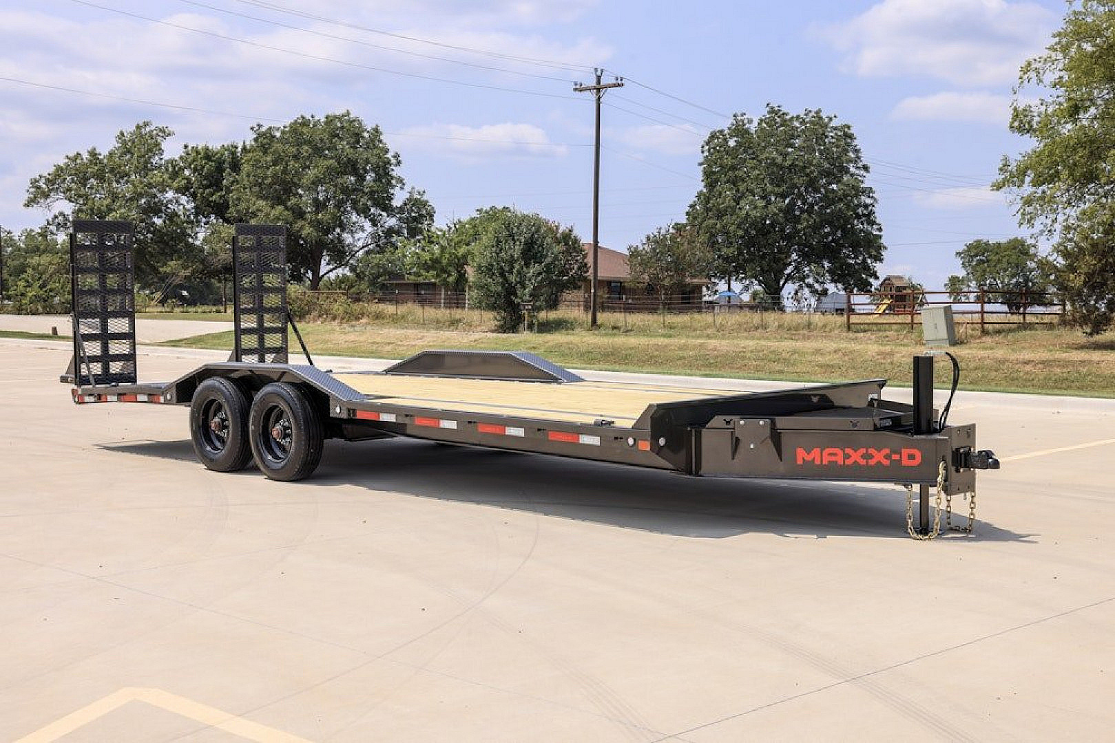 New 2026 MAXX-D 102x24 H9X 22K Equipment Hauler / 22,000 GVWR / 10K Super Single Torsion Axles / 5ft Dovetail / Maxxd Ramps / Drive Over Fenders