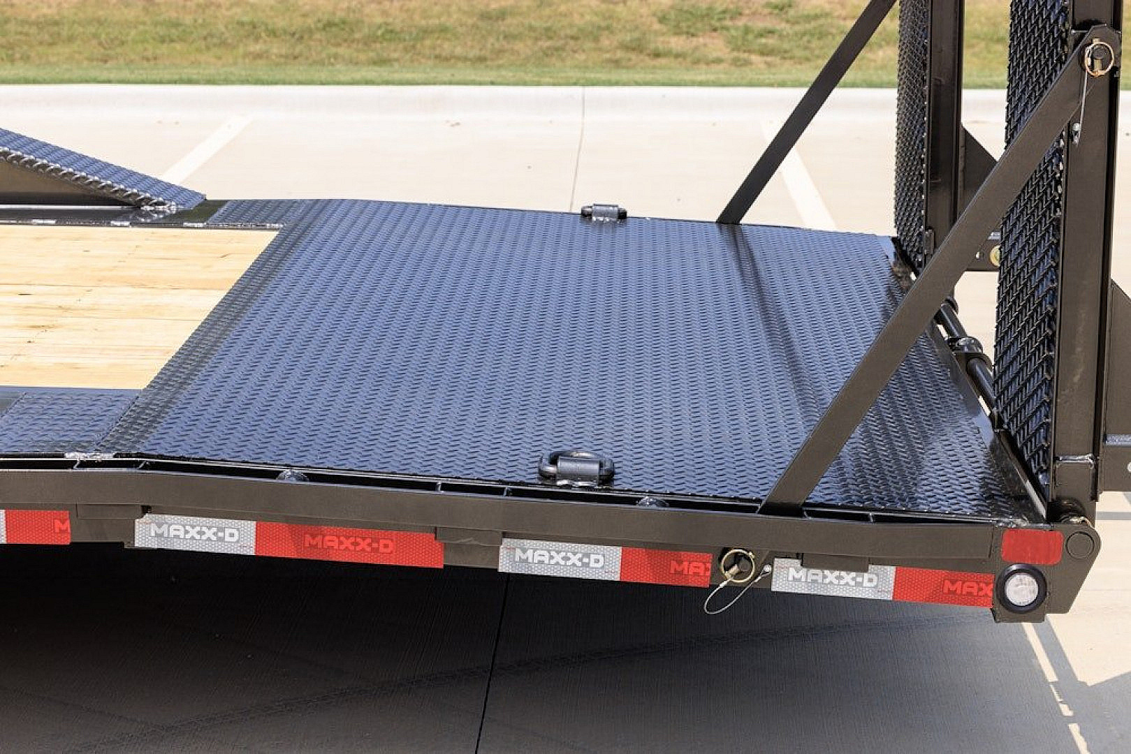 New 2026 MAXX-D 102x24 H9X 22K Equipment Hauler / 22,000 GVWR / 10K Super Single Torsion Axles / 5ft Dovetail / Maxxd Ramps / Drive Over Fenders