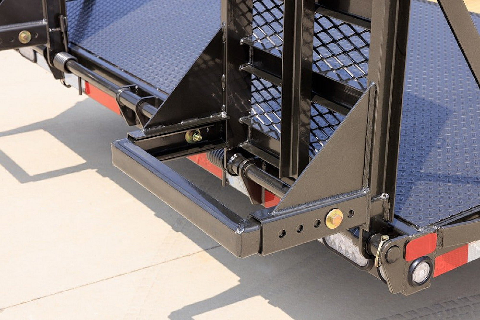 New 2026 MAXX-D 102x24 H9X 22K Equipment Hauler / 22,000 GVWR / 10K Super Single Torsion Axles / 5ft Dovetail / Maxxd Ramps / Drive Over Fenders