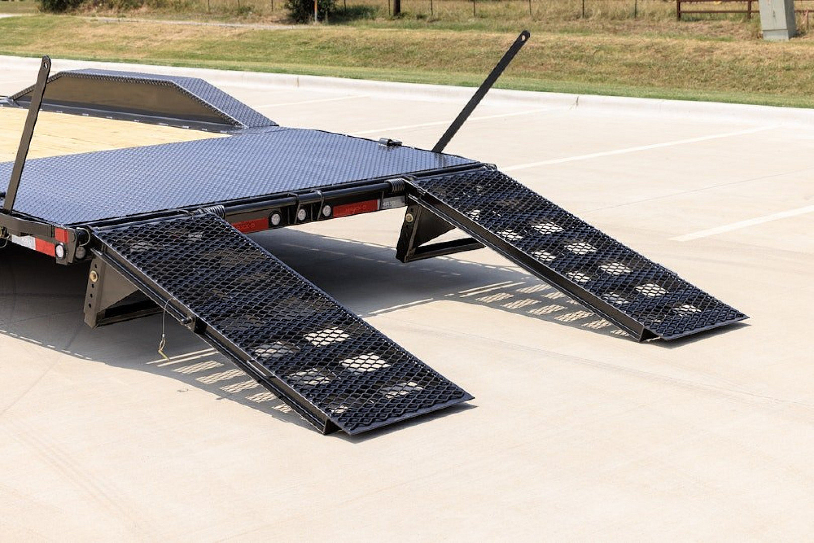 New 2026 MAXX-D 102x24 H9X 22K Equipment Hauler / 22,000 GVWR / 10K Super Single Torsion Axles / 5ft Dovetail / Maxxd Ramps / Drive Over Fenders