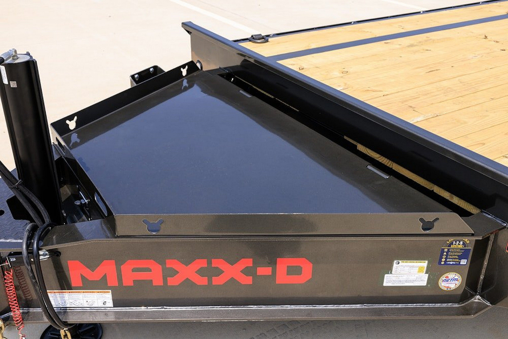 New 2026 MAXX-D 102x24 H9X 22K Equipment Hauler / 22,000 GVWR / 10K Super Single Torsion Axles / 5ft Dovetail / Maxxd Ramps / Drive Over Fenders