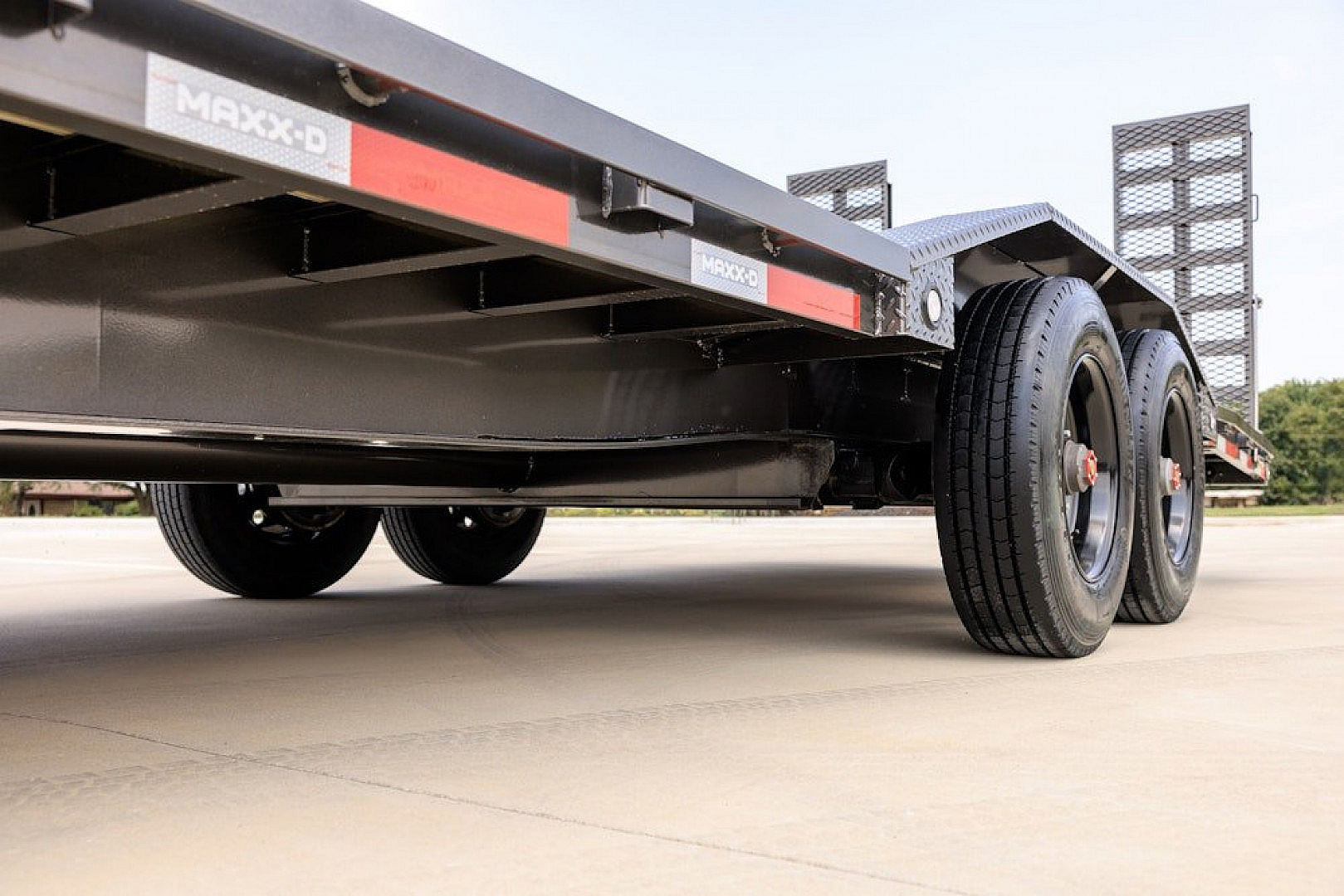 New 2026 MAXX-D 102x24 H9X 22K Equipment Hauler / 22,000 GVWR / 10K Super Single Torsion Axles / 5ft Dovetail / Maxxd Ramps / Drive Over Fenders