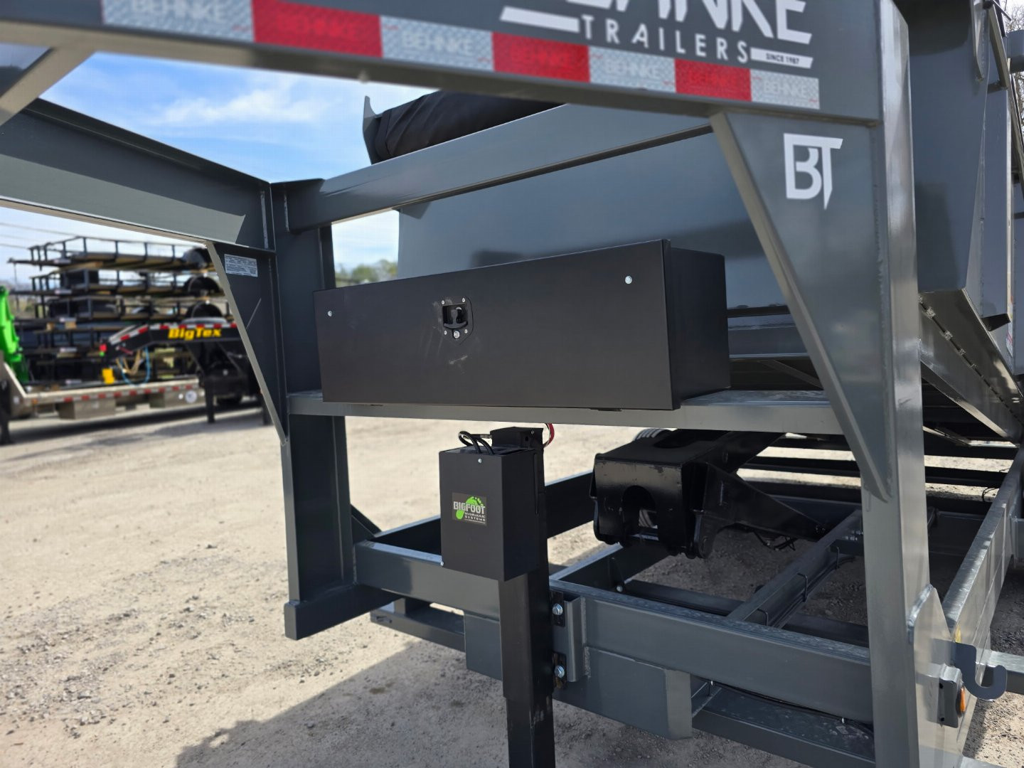 New 2025 Behnke LPD 83X16 16K GN HYD JACK Dump Trailer