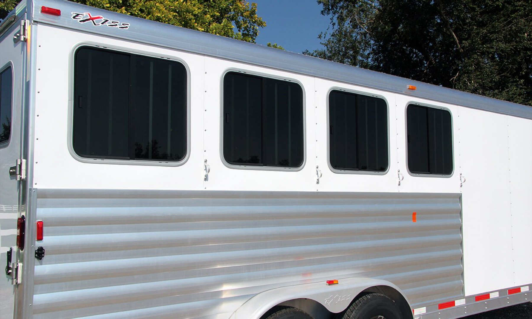 New 2025 Exiss Trailers 7400 4 HORSE GN Stock / Stock Combo Trailer