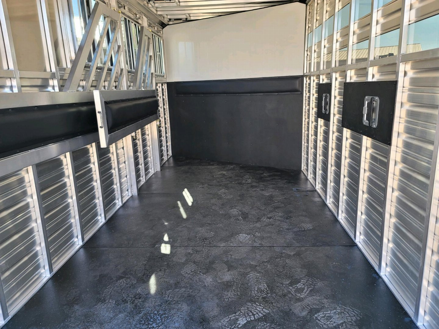 New 2024 Frontier Trailers 3 horse slant load Stock / Stock Combo Trailer