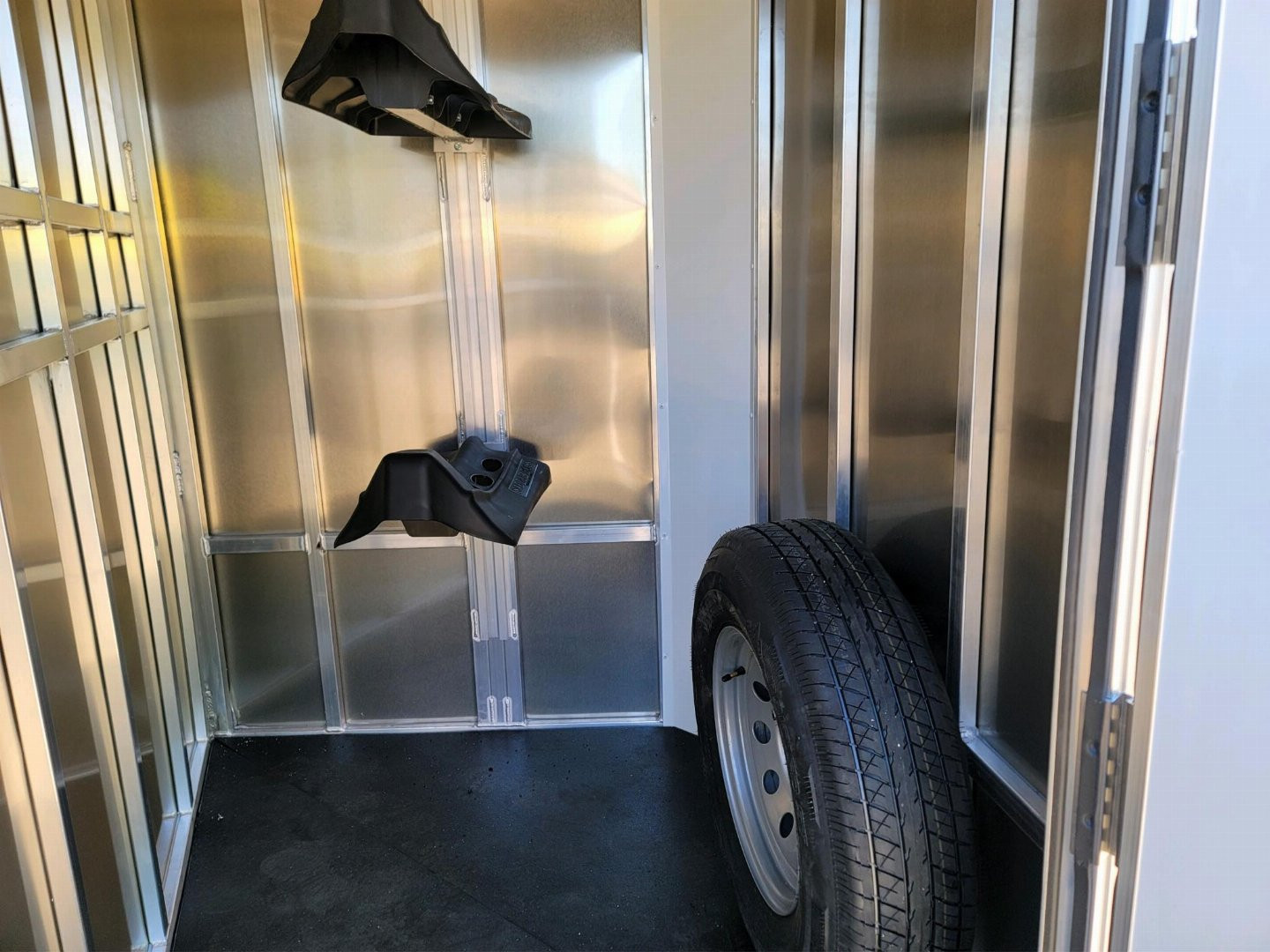 New 2024 Frontier Trailers 3 horse slant load Stock / Stock Combo Trailer